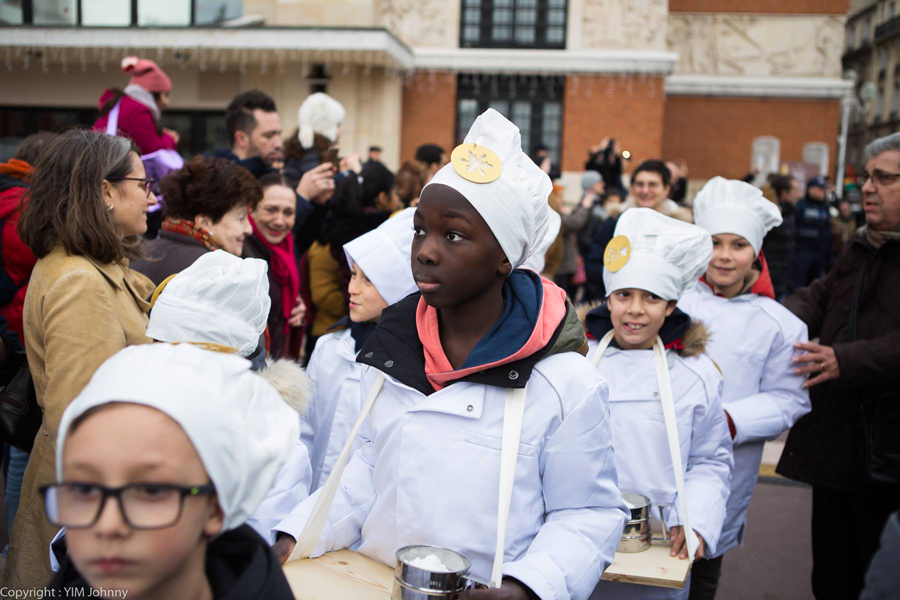 Défilé des enfants de la ville de Montrouge. Costume de pâtissier, planche en bois pour proposer des décors en sucre glace sur les parts de galettes.