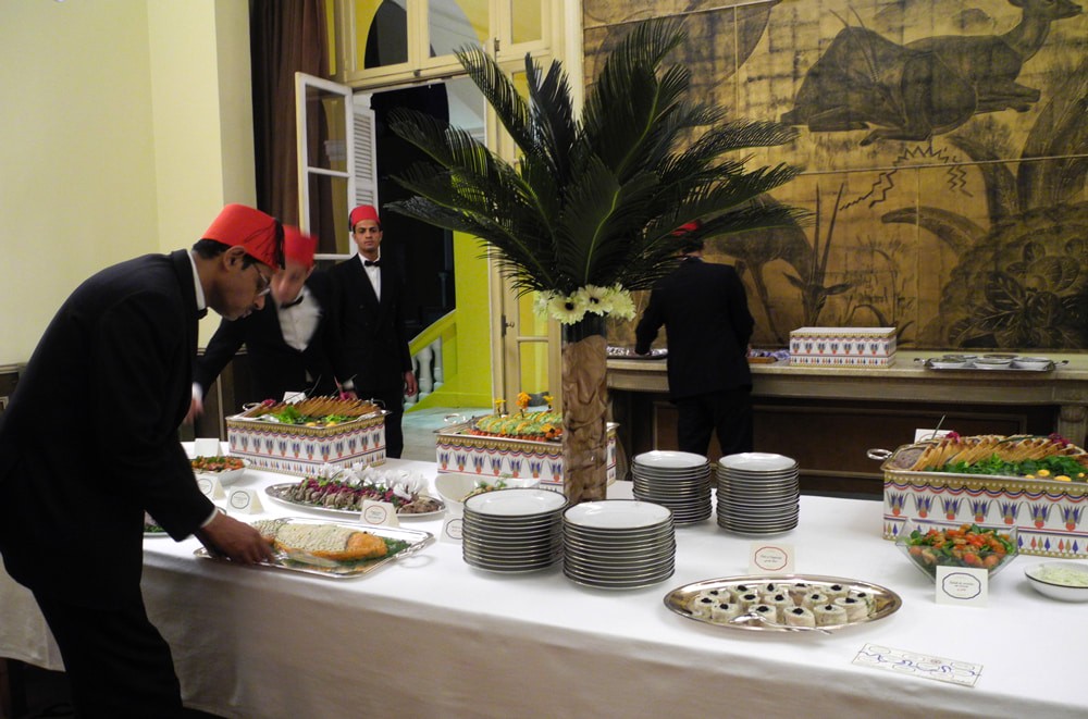 Serveurs dressent la table des entrée, Ambassade de France.