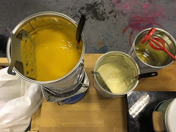 Les soupes de différentes couleurs présentées dans des sceaux de peinture.