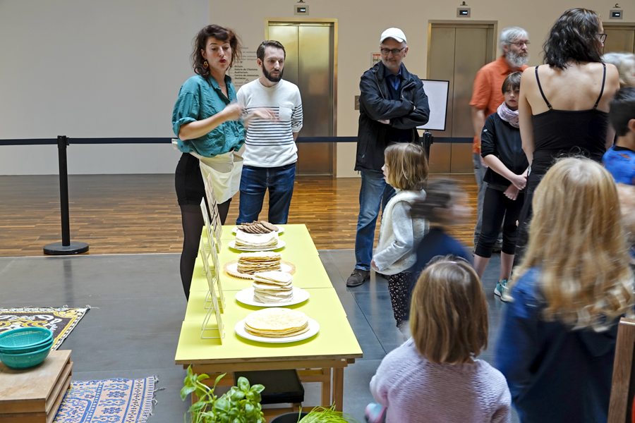 les pains du monde, papadum, tortilla , pita, lavash et crackers sont présentés aux enfants.