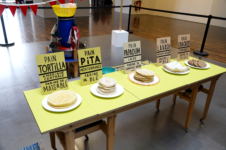 Autoportraits culinaires à partir des pains du monde. 
Pain tortilla, pain pita , pain papadum, pain lavash, pain crackers.