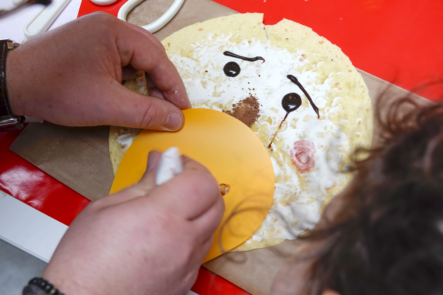 On utilise le pochoir pour dessiner les détails avec les aliments.