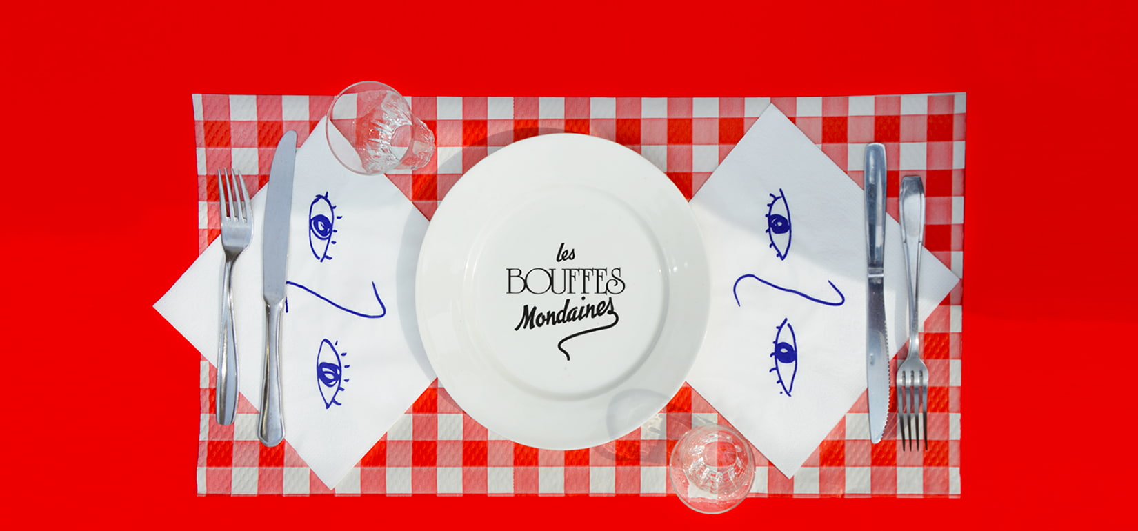 Les bouffes mondaines sont de grands banques mis en scène et cuisinés par hoplastudio. Une mise en scène culinaire où les invités mangent, boivent, regardent et s'émerveillent.