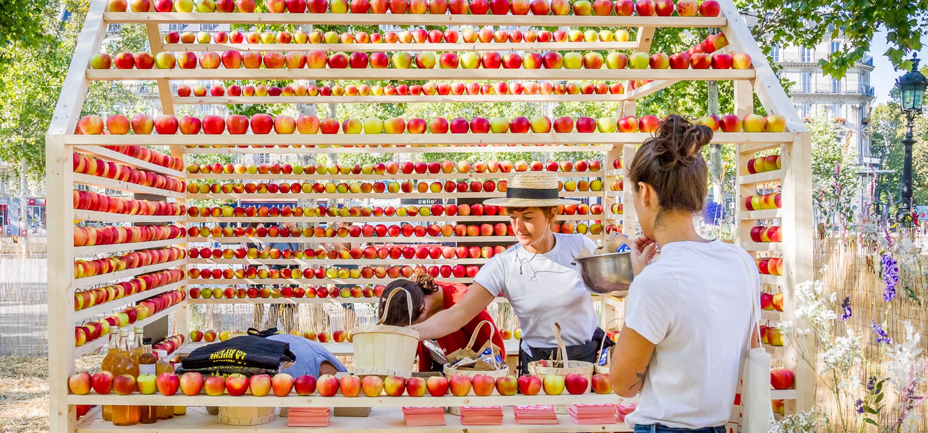 Scénographie culinaire maison construite en pommes.
Réalisée avec La Ruche qui dit OUi, événement public place de la République. En association avec des producteurs de Pommes de Normandie.