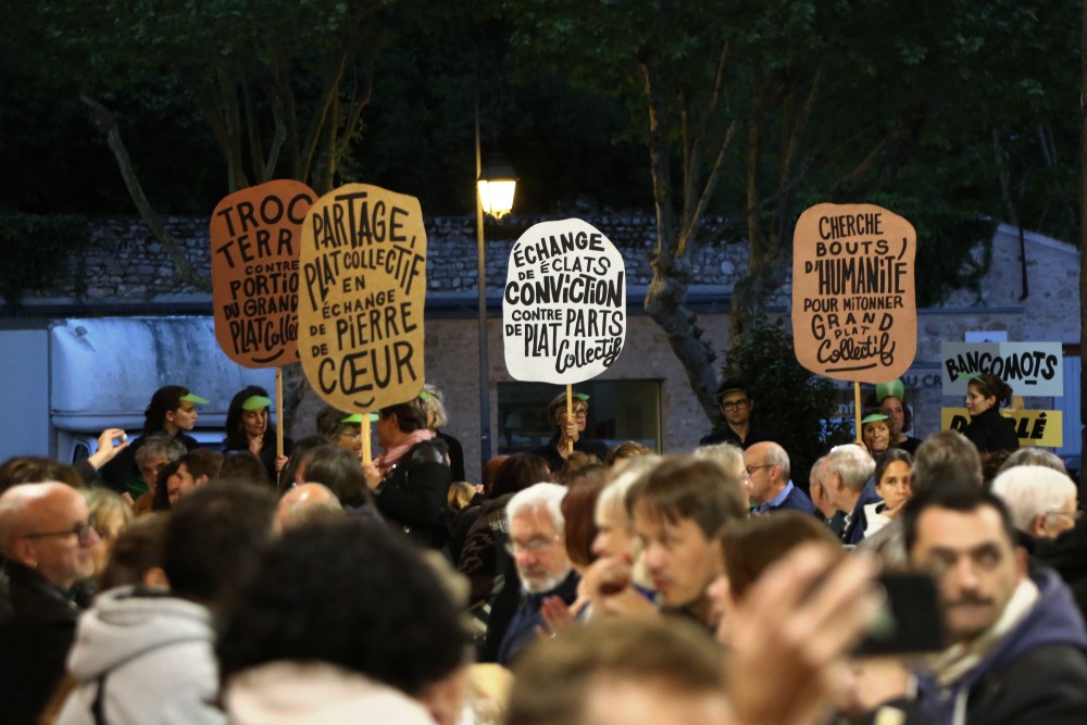 Manifestation culinaire, partage plat collectif.
Échange de convictions
Cherche bouts d'humanité