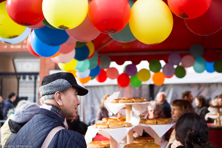 Scénographie ballons avec confettis alimentaires pour feu d'artifice culinaire.