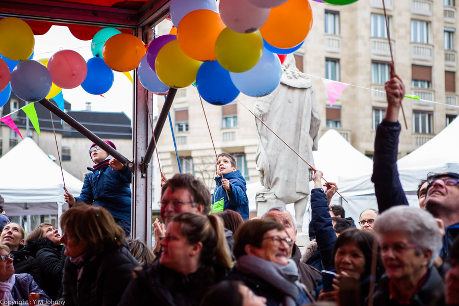 explosion collective de ballons contenant des confettis alimentaires.