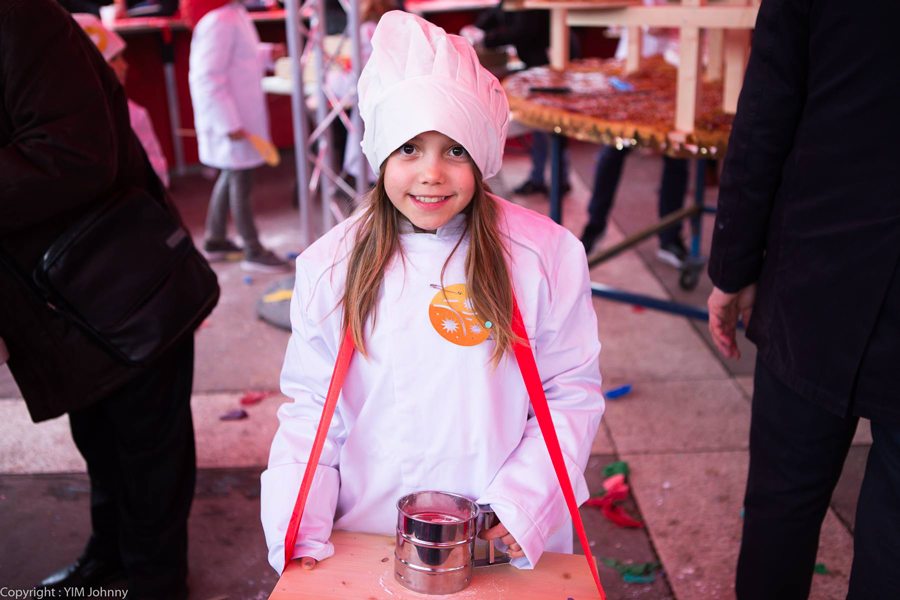 Enfant déguisé, service de pochoir en sucre glace.