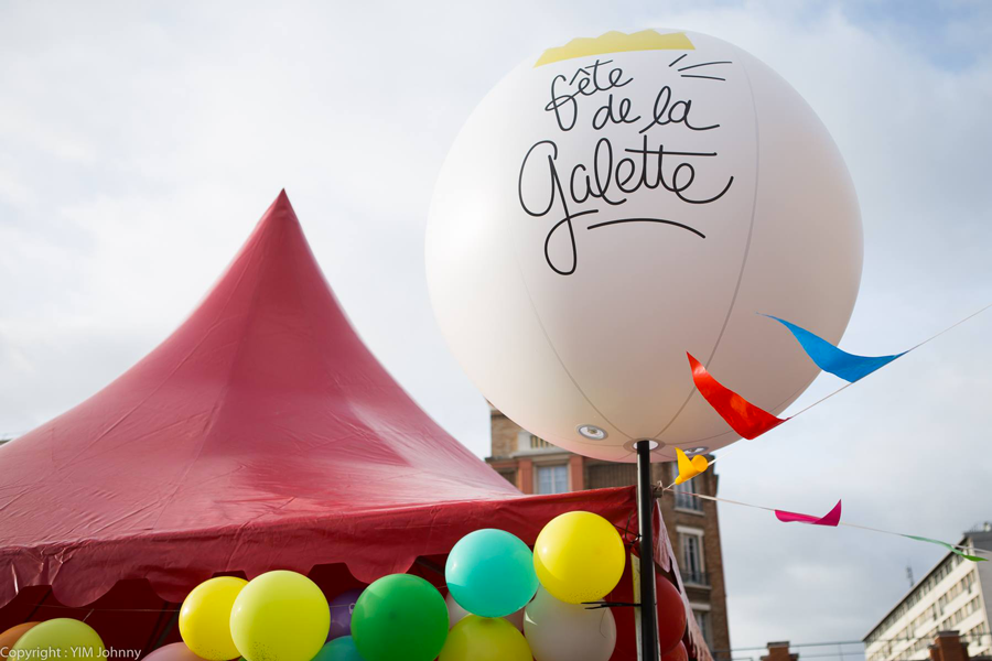 Scénographie pour la ville de Montrouge. Graphisme des ballons géants