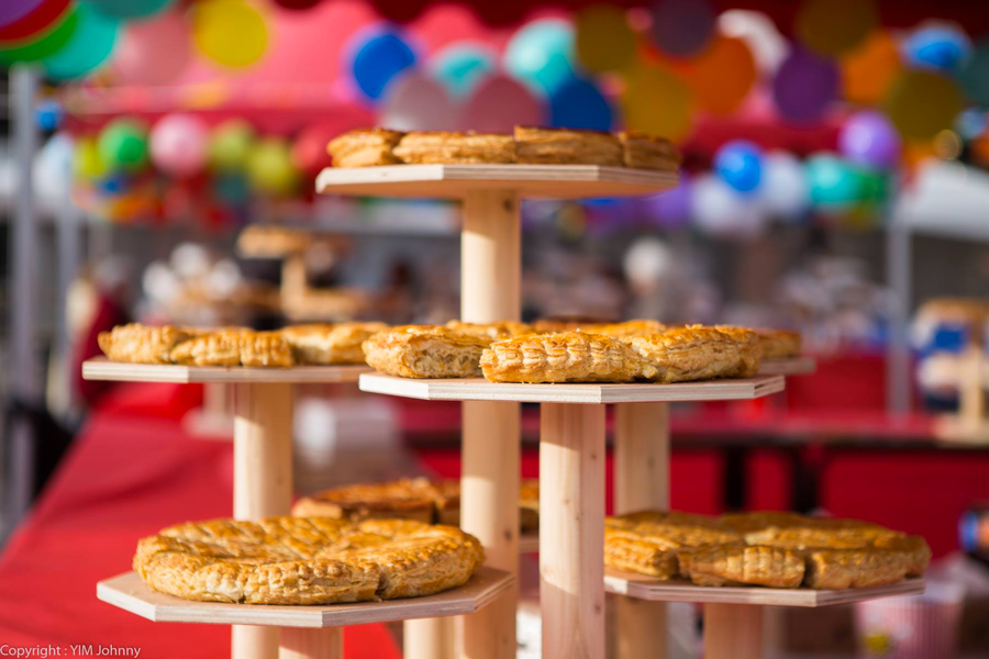 Pièce montée support en bois pour frangipane. Crée par Hoplastudio.