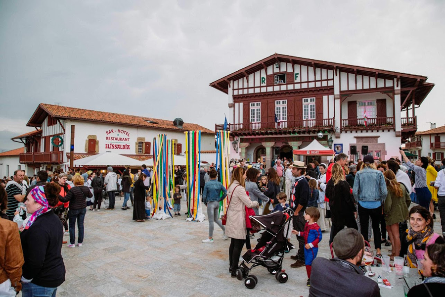 scénographie sur la place de Bidart