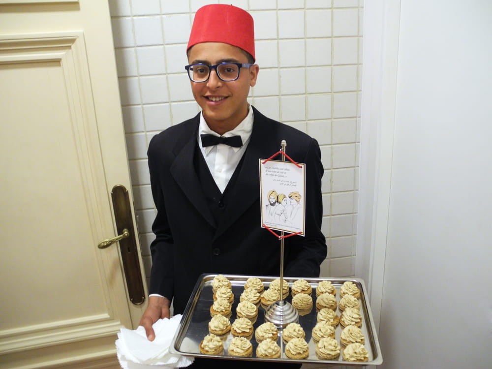 Serveur et plateau. Bouchée inspirée des turbans crème des cheiks.