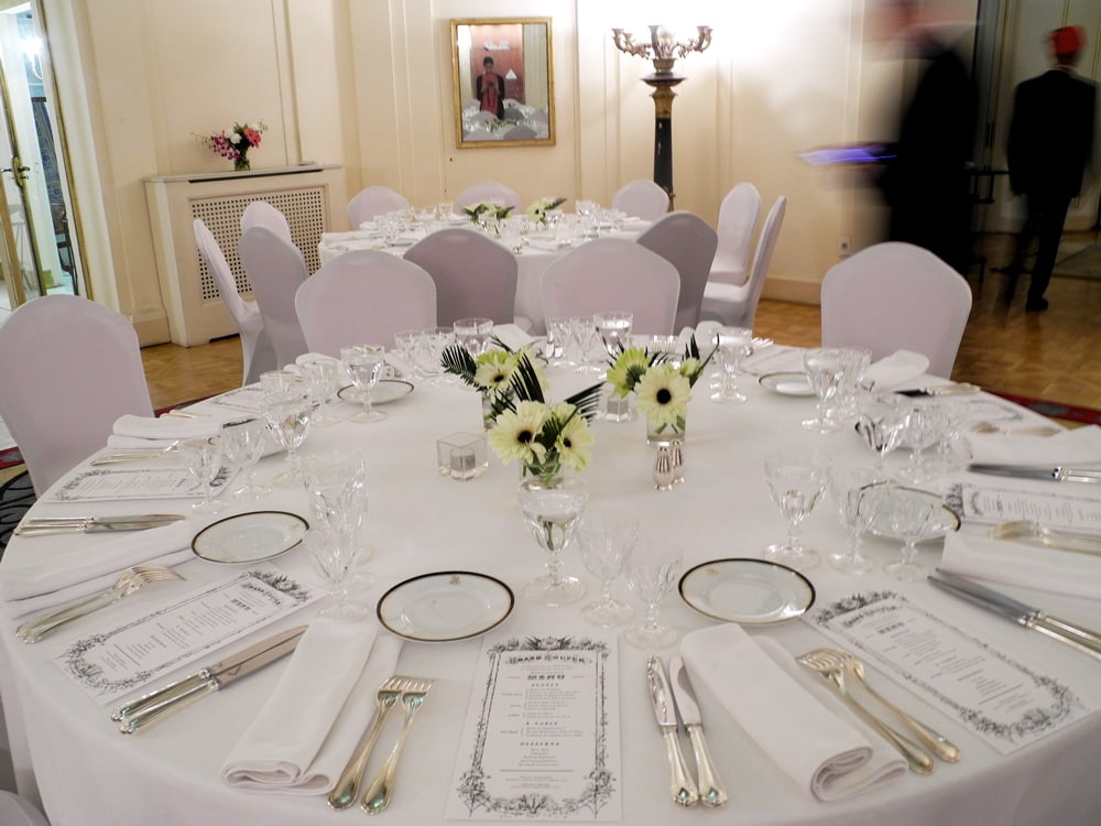 Tables décorée pour le dîner d'anniversaire de l'inauguration du Canal de Suez. Semaine des arts culinaire organisée par l'Institut Français du Caire.