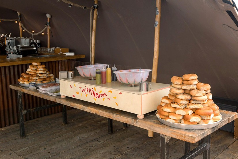 Stand culinaire pour réaliser son baguels et la garniture qui l'accompagne. Drippingator est une machine permettant de d'assaisonner les pains.