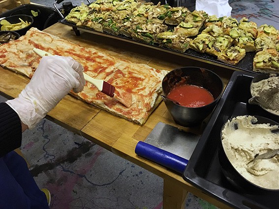 Réalisation de la pizza en direct par le chef. Composition sur mesure des goûts culinaires.