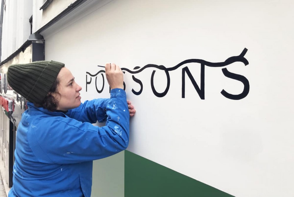 Réalisation de la peinture en lettres du logo Poissons, poissonnerie dans Paris.